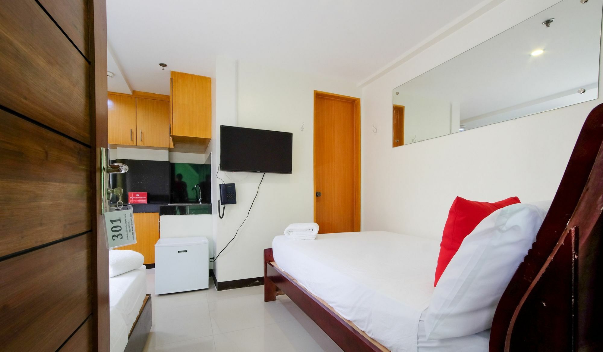Zen Rooms Time Travellers Makati Makati City Екстериор снимка
